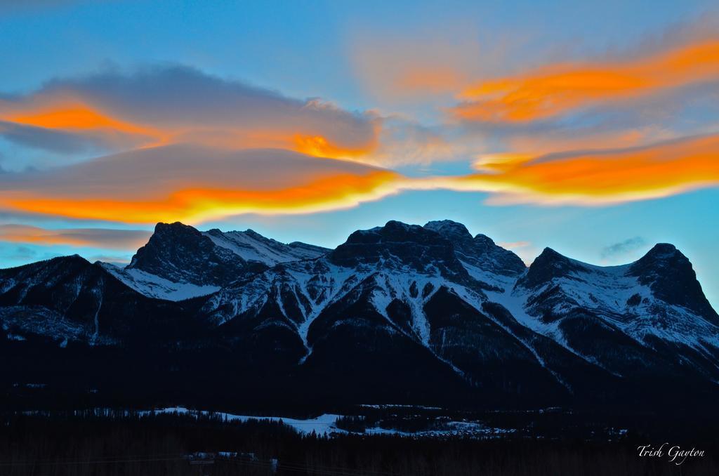 Sunset Mountain Inn Canmore Exterior photo