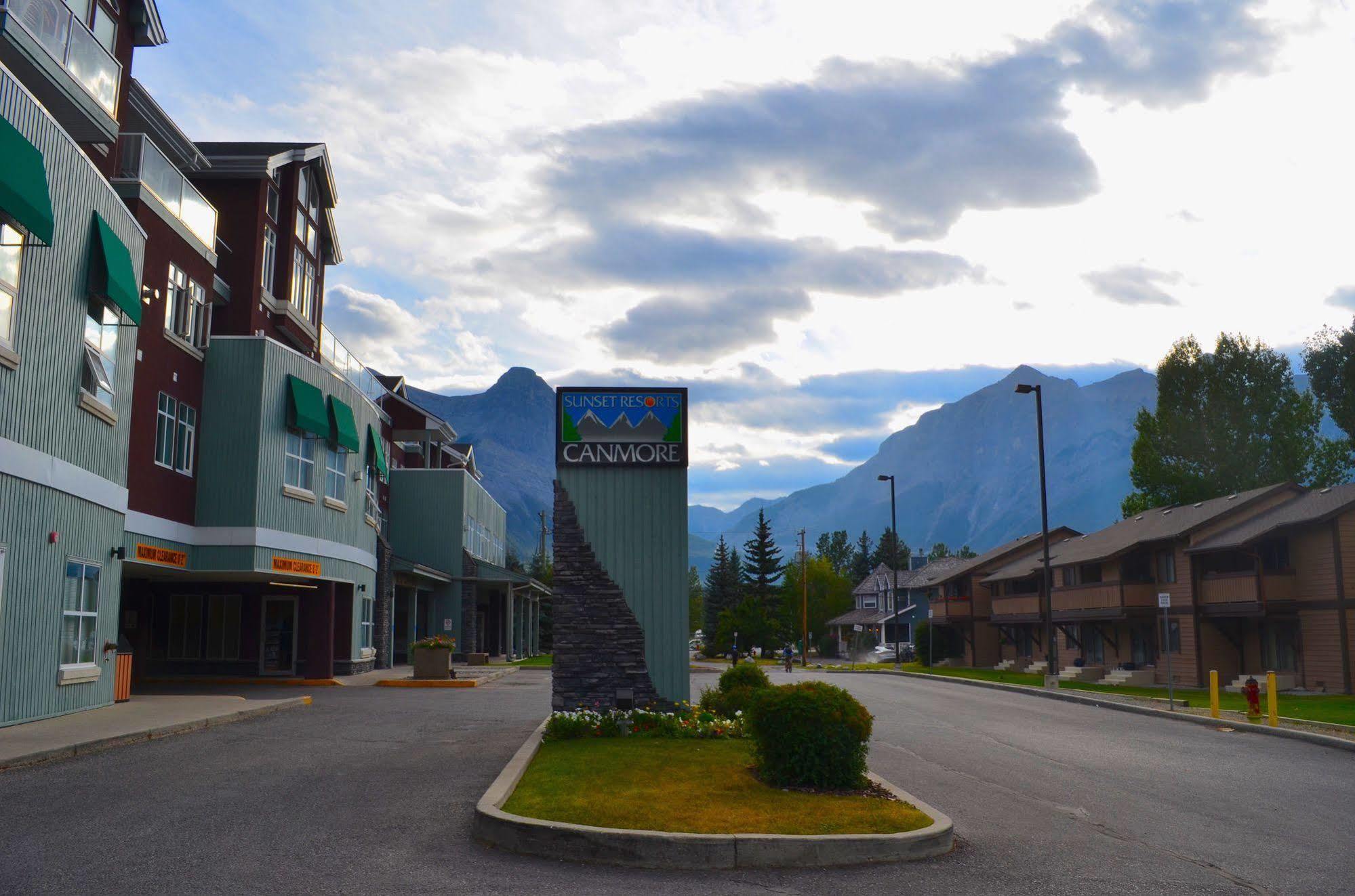 Sunset Mountain Inn Canmore Exterior photo